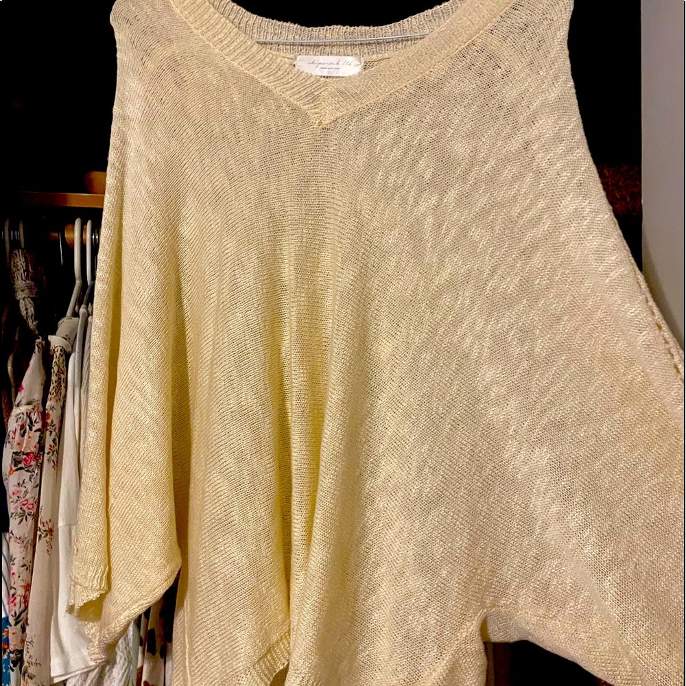 super cute light weight sweater. perfect for the spring season! only worn once:)